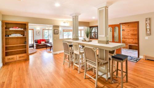 Stream-Side Atrium Home with Side Rooms & Pool Table - Foto 4