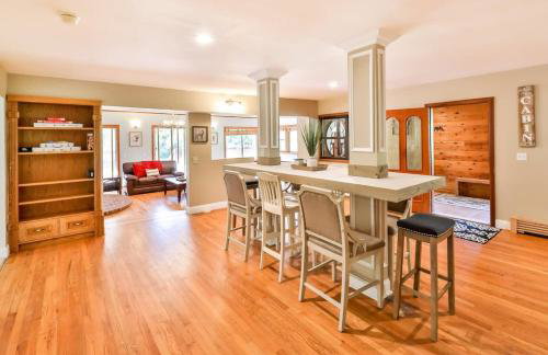 Stream-Side Atrium Home with Side Rooms & Pool Table - Foto 4