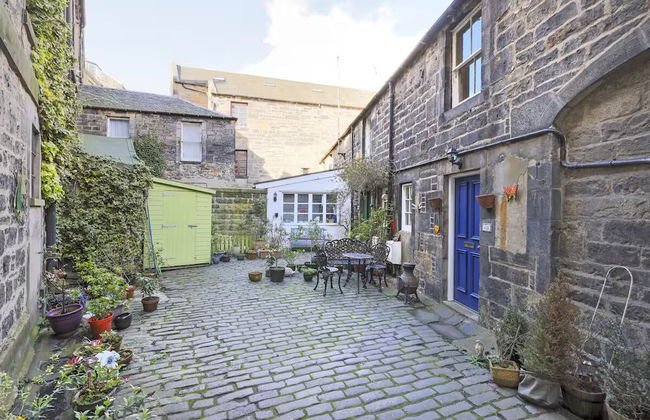 Cute House with Courtyard - Photo 24