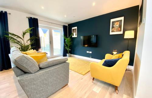 Stunning NEW Large 3 bedroom House - 5 Minutes to the nearest Beach! - Great Location - Garden - Parking - Fast WiFi - Smart TV - Newly decorated - sleeps up to 7! Close to Poole & Bournemouth & Sandbanks - Foto 1