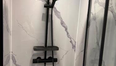 Cozy, modern, 1-bed apartment, free parking, 25 min Heathrow - Foto 5, Shower