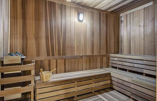 Upscale Downtown Condo Pool Gym & Skyline Views - Foto 6