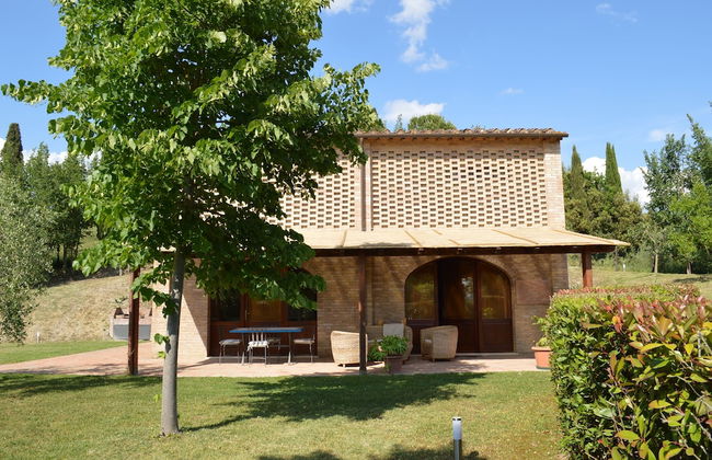 Cottage With Private Swimming Pool - Photo 18