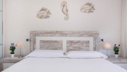 Cozy 2BR Retreat With Big Terrace, Peaceful Stay Minutes Away From the Beach - Foto 5