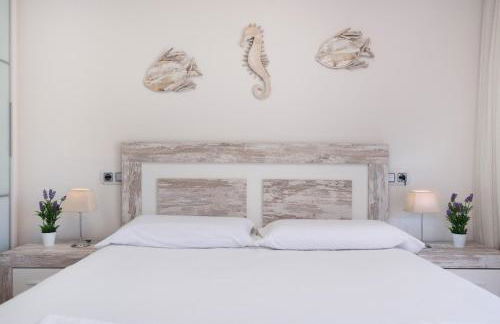 Cozy 2BR Retreat With Big Terrace, Peaceful Stay Minutes Away From the Beach - Foto 5