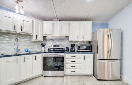 Golf and Pool Access Home with Yard in Lady Lake - Foto 8