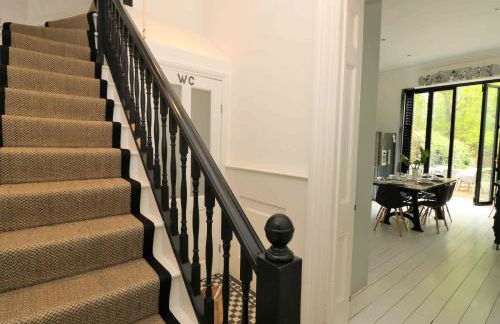 Perfect Retreat in Luxury & Historical Manor House - Photo 8