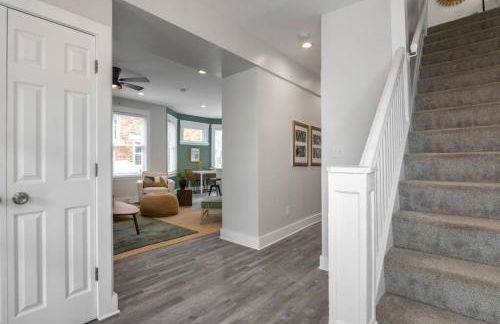 Deluxe 4-Bedroom w Huge Deck 3-Min to Downtown - Foto 9