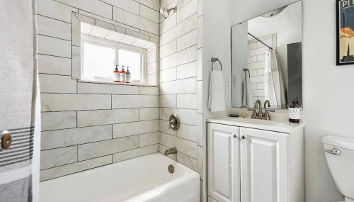 HostWise Stays - The Butler - Prime 1BR Butler St Apt, across from Umami - Foto 3