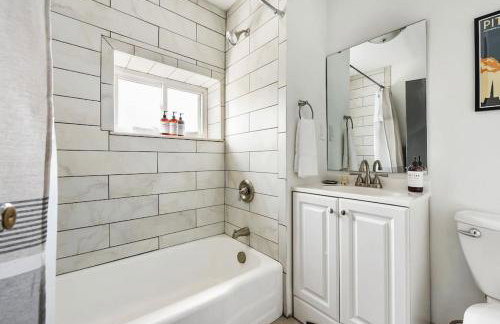 HostWise Stays - The Butler - Prime 1BR Butler St Apt, across from Umami - Foto 3