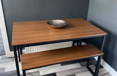 Stylish 3 bed house, private parking , with conservatory, close to KFC, McDonalds, ALDI and ASDA - Photo 23