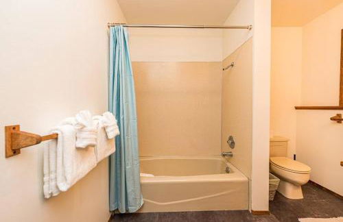 Waterfront Retreat with Fireplace, Hot Tub & Sauna - Foto 32