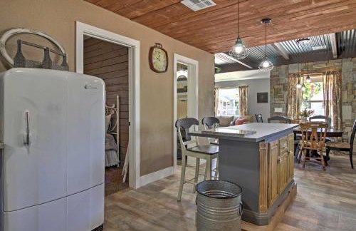 Newly Remodeled Home with Yard in Downtown Caliente! - Foto 11