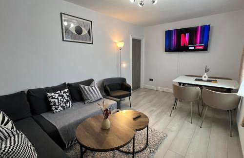 The Place with king beds, Ensuite Bathrooms, Close to Airport and Free Parking - Foto 1