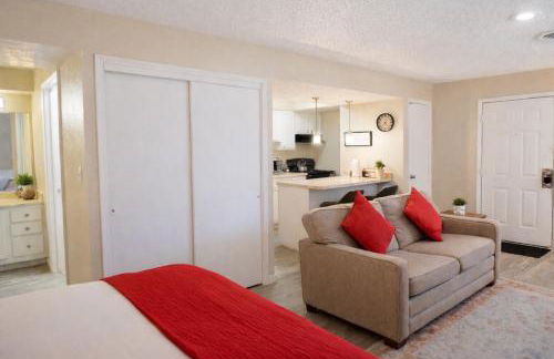 Down Town Convenience, TRAX, Self Check-In Studio - Foto 7