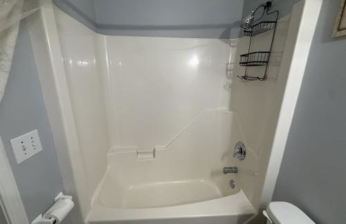 Under the Oaks, A Downtown Hidden Gem - Foto 11