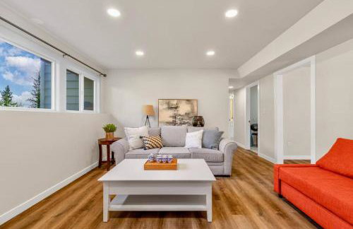 Tastefully Remodeled 4 Bedroom Home with Rainier View - Foto 27