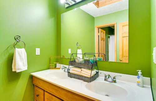 Private Deck and Fire Pit Adirondack Family Home - Foto 19