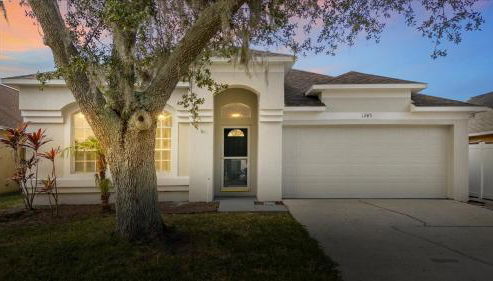 NEW - Poolside Oasis Heated POOL Home - 2000 SF - Foto 3, Garden