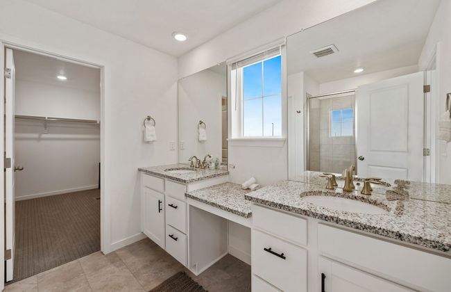 New Build W/ Great Backyard & Lake Access! - Foto 24