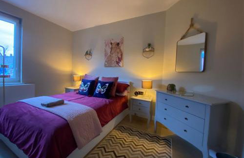 Lovely 3 bed with jacuzzi, close to airport, driveway, wifi - Foto 21