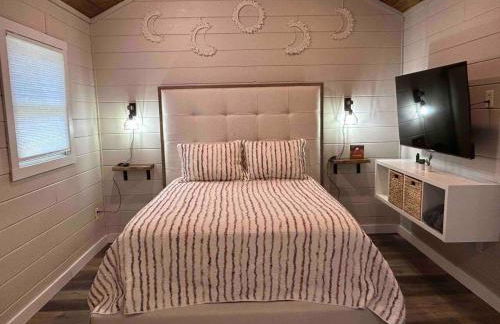 Blissful Nook Tiny Home, Cozy Retreat, Hot Tub, Close to Town, Deep Creek, & Entrance to National Park - Foto 19