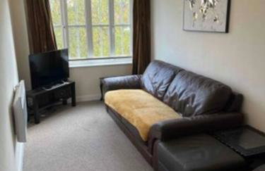 Serene 3-Bed Apartment - Park Views & Walking Distance to Royal Stoke Hospital - Foto 2