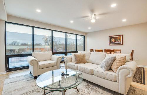 Steps to Shops and Eats Apt in Portage Park! - Foto 2