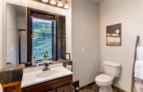 Family Mountain Getaway w Hot Tub and Amazing Views! Close to Hiking & Skiing - Foto 33