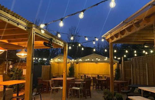 The Ultimate Hangout 4BR Modern House with Garden - Photo 27