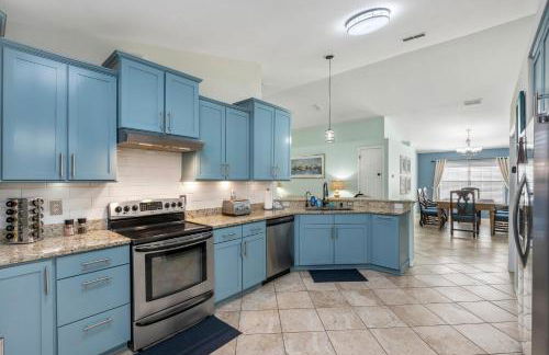 Beautiful Pet Friendly Home! Tropical Pool, Optional Golf Cart & Pool Heat, Minutes to Beach - Foto 5
