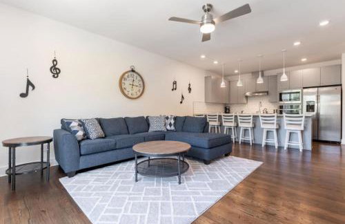 6 Bedroom Quiet Townhome! 6min to Airport & 15min to Downtown! - Foto 3