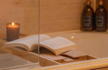 Lakeside Cotswolds Retreat with Private Hot Tub set on Lower Mill Estate - Photo 42