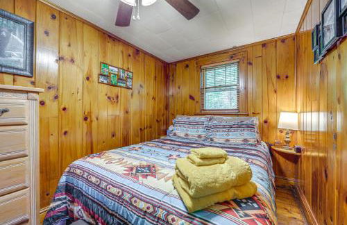 Pet-Friendly Creekside Cabin with Pool Access! - Foto 13
