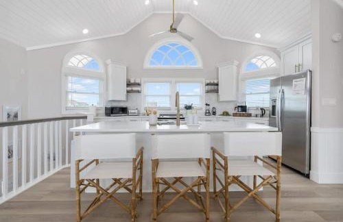 Elegant Updated Oceanfront Home with Pool & Hot Tub - Photo 8