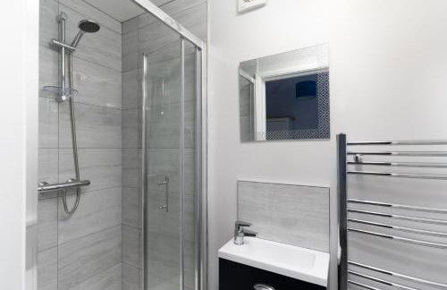 Large newly refurbished modern house, part sea views, south facing garden, parking - Photo 13