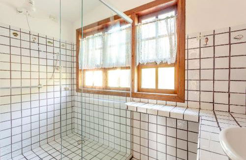 Casa dos Pássaros na areia a 20m da Praia da Baleia com 3 suítes e 1 dorm com ar condicionado, wifi, smart tv, cozinha completa e churrasqueira - Foto 32