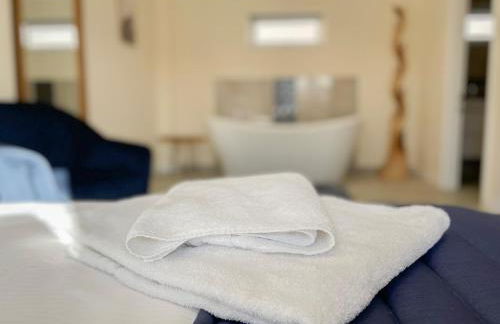 Hunters Cottage - Luxury, high end, hot hub, AC, slipper bath, couples retreat - Photo 56