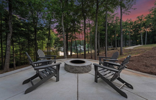 Fireside Fun by Avantstay Sleeps 18 Waterfront + Pool - Foto 49