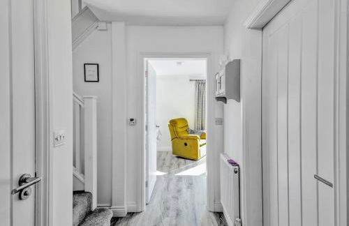 Modern Manchester House with Airport Links - Pass the Keys - Photo 11