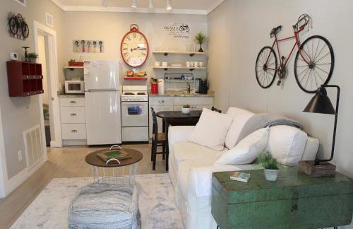 Cozy Apartment Overlooking Downtown and Park NO KIDS, NO PETS - Photo 4