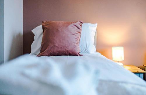 Relaxing 3 Bedroom Chester Home with garden - Photo 56