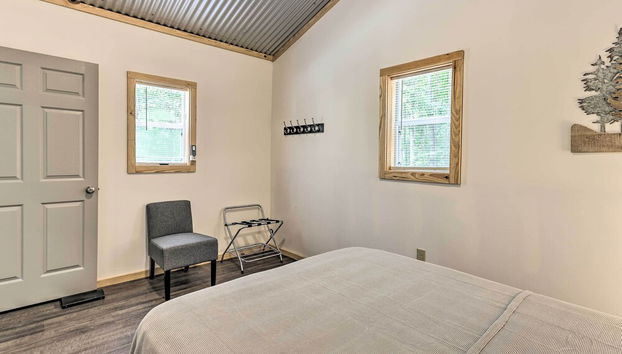 Tallassee Cabin w/ Forest Views Near Creek - Photo 2, Chambre