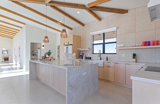 Private Pool, Hot Tub, Firepit Modern Oasis Blue Mirage by Avantstay - Foto 16