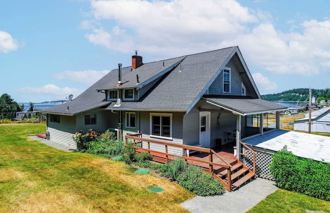 Private Beach Access + Water Views! Sleeps 18, Historic 6bdr Farmhouse w/ Deck - Foto 5