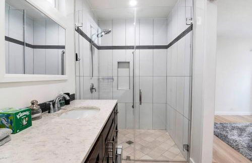 Updated 3-Bedroom LA Home with Backyard, BBQ & Family-Friendly Amenities - Photo 42