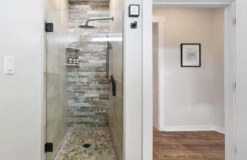 HostWise Stays - The Larryville - Amazing Bathroom, Perfect Location, Custom Build - Foto 10