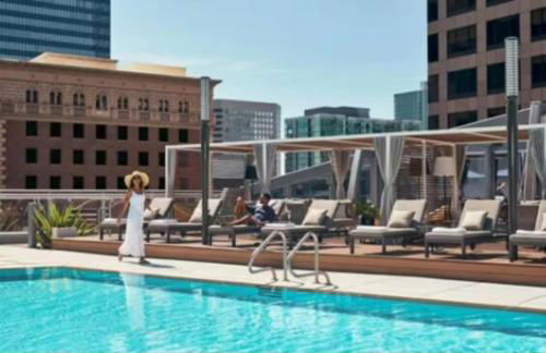 Snug 3BR HighRise with Pool, Spa & Rooftop Views - Foto 39