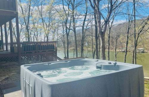 Beautiful Waterfront with Dock Firepit Hot tub - Foto 8