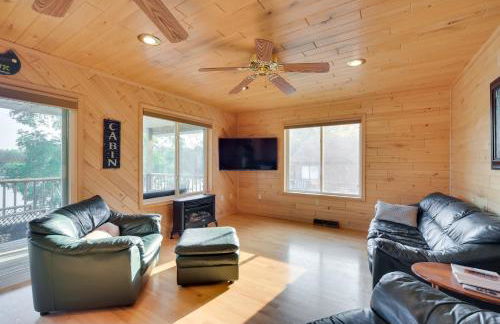 Lakefront Birchwood House with Deck and Fire Pit! - Foto 1